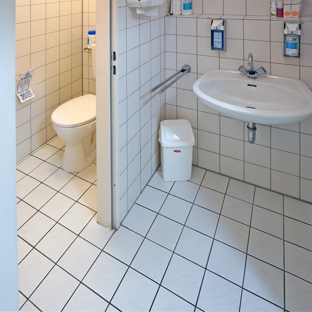 Barrierefreier Umbau Hausarztpraxis Leipzig altes WC und Vorraum